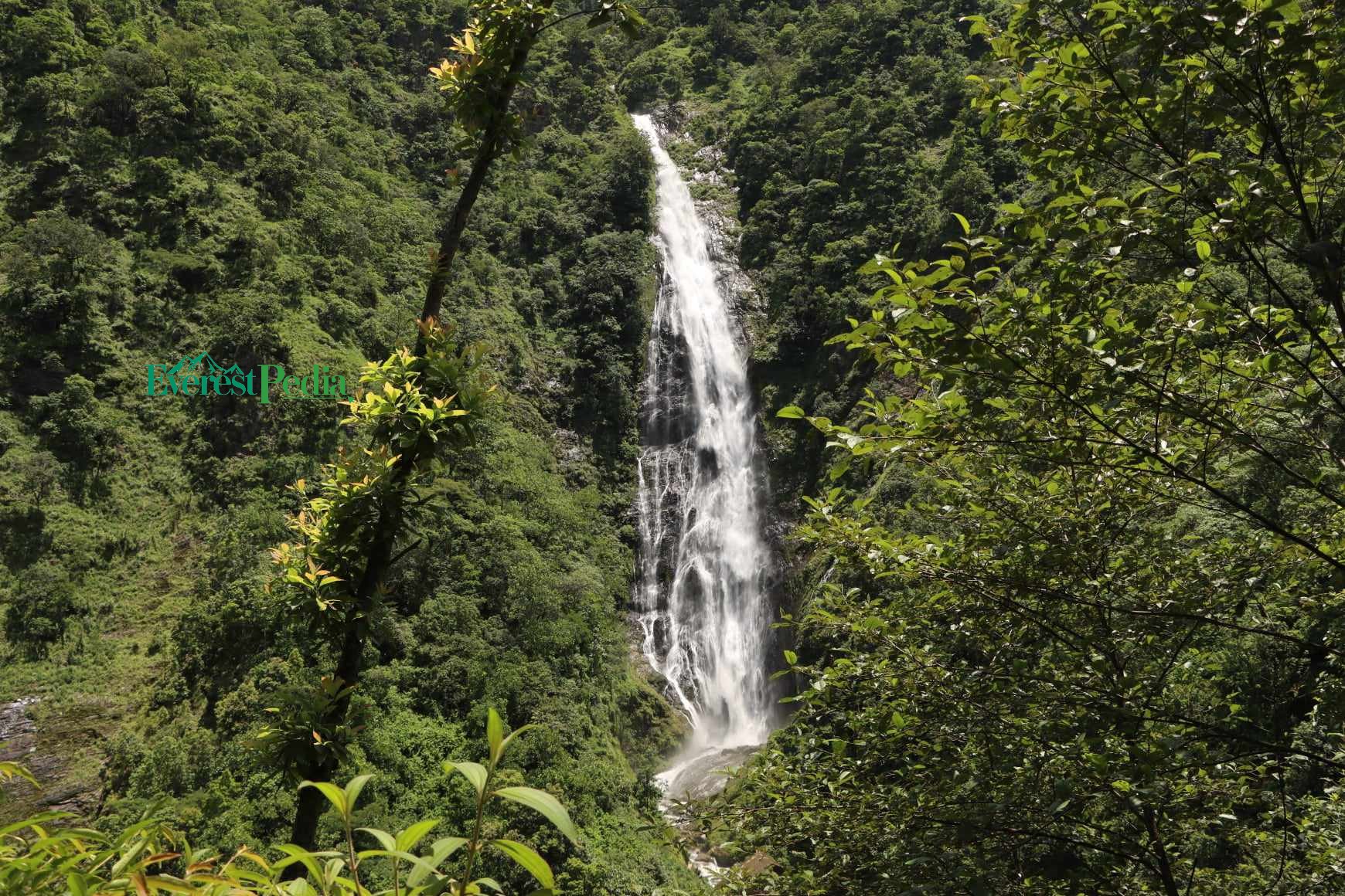 रोल्पाको सुनछहरी झरनामा आन्तरिक पर्यटकको घुइँचो (तस्बिरहरू)