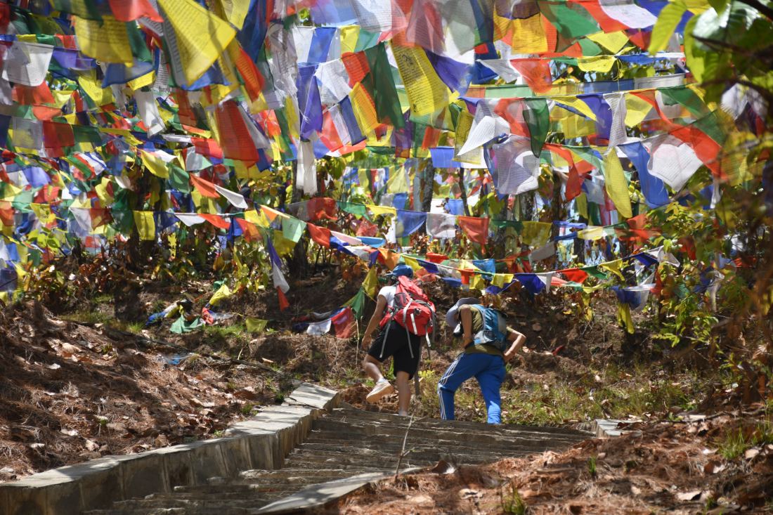 नुवाकोटको ‘कपिलेश्वर’मा हाइकिङ गर्दै प्रकृतिप्रेमी समूह (फोटो/भिडियो)