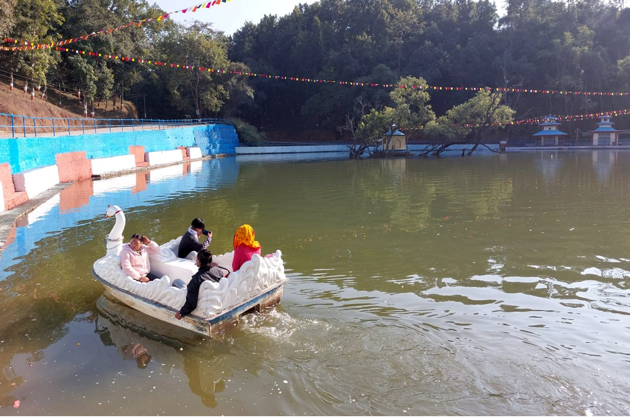 आन्तरिक पर्यटक रमाउँदै बाह्रकुने तालको जलबिहारमा