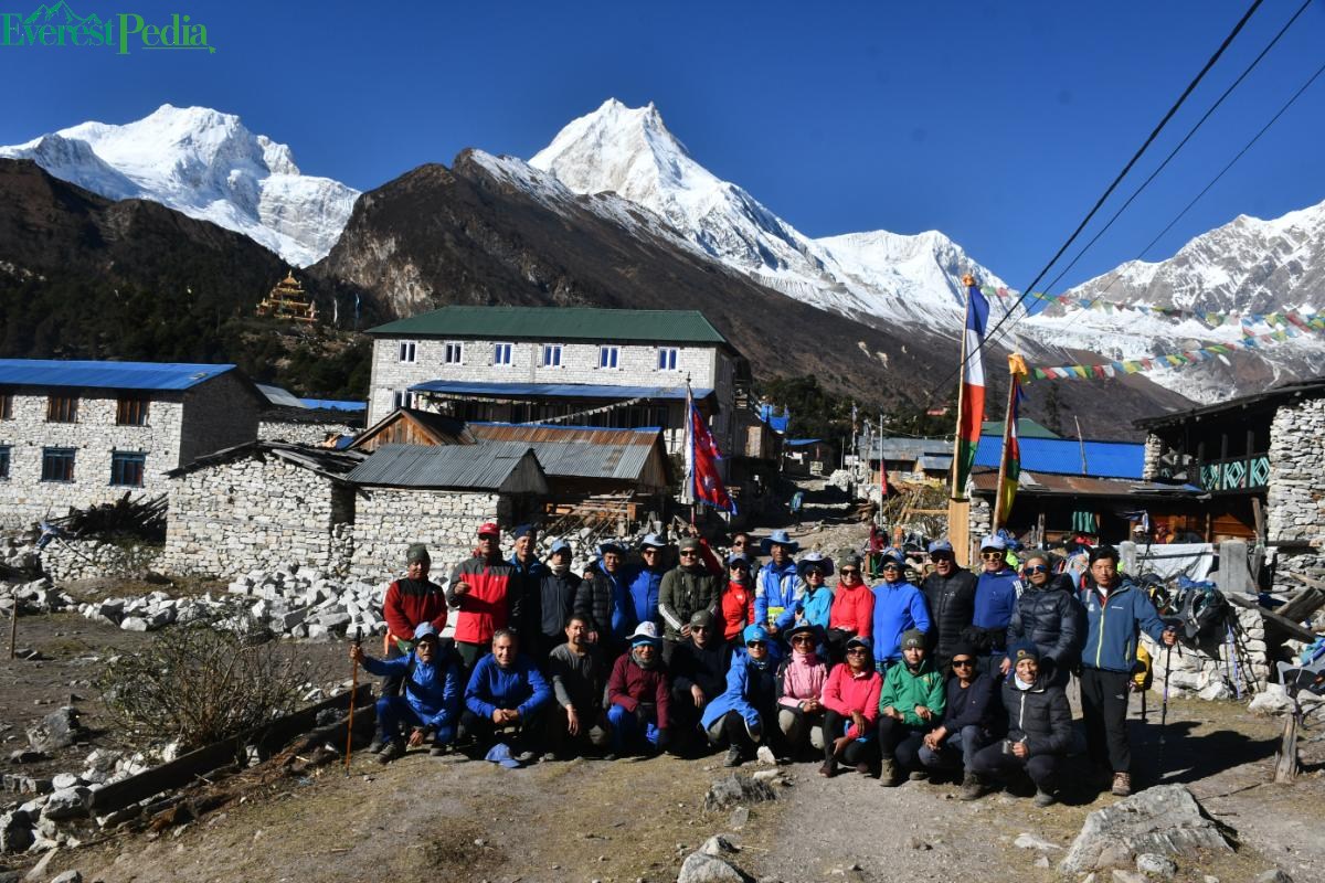 लार्के भञ्ज्याङमा ‘प्रकृतिप्रेमी समूह’ (तस्बिरहरू)