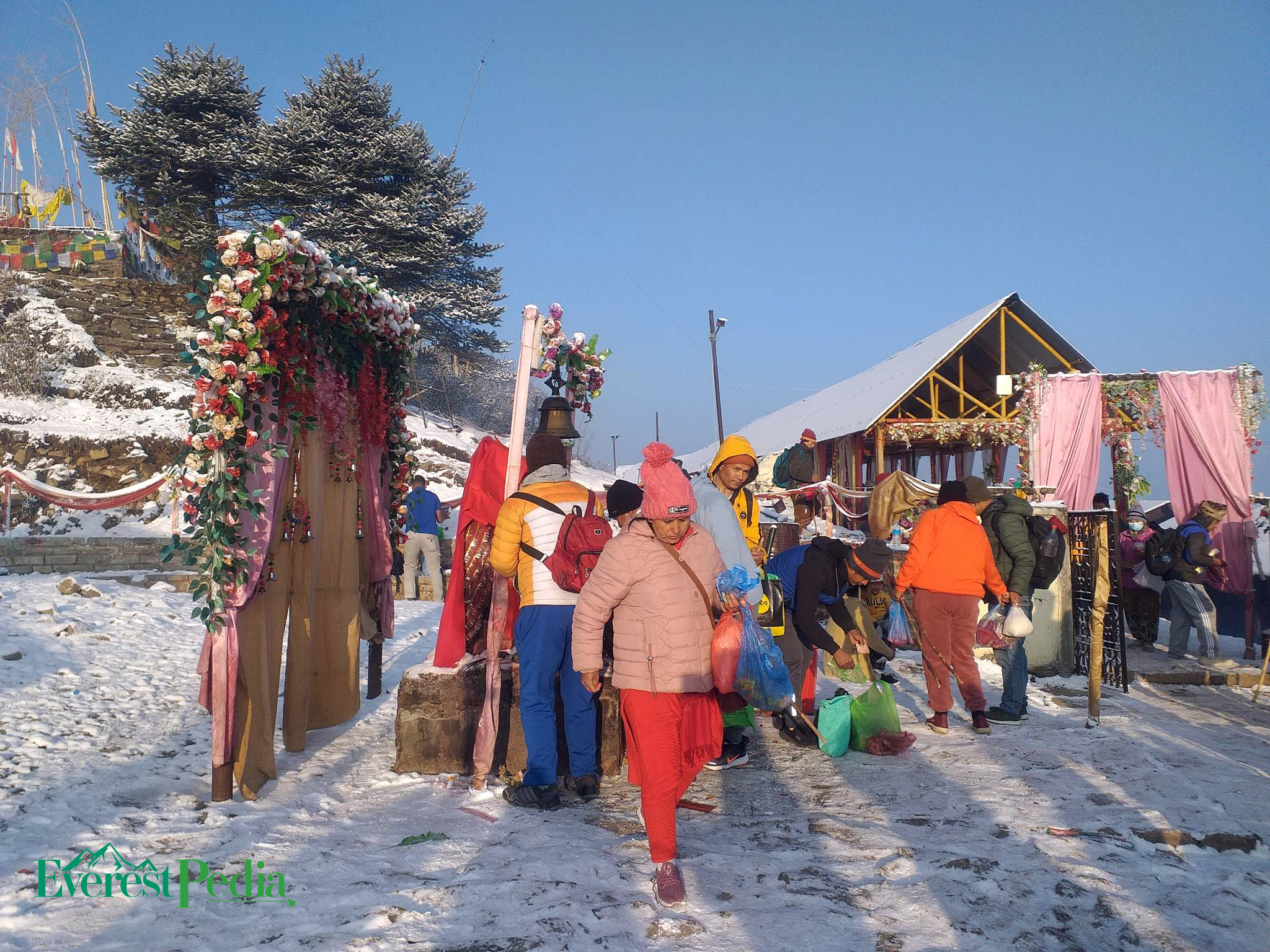 पाथिभरा मन्दिर क्षेत्रमा हिमपात (तस्बिरहरू)