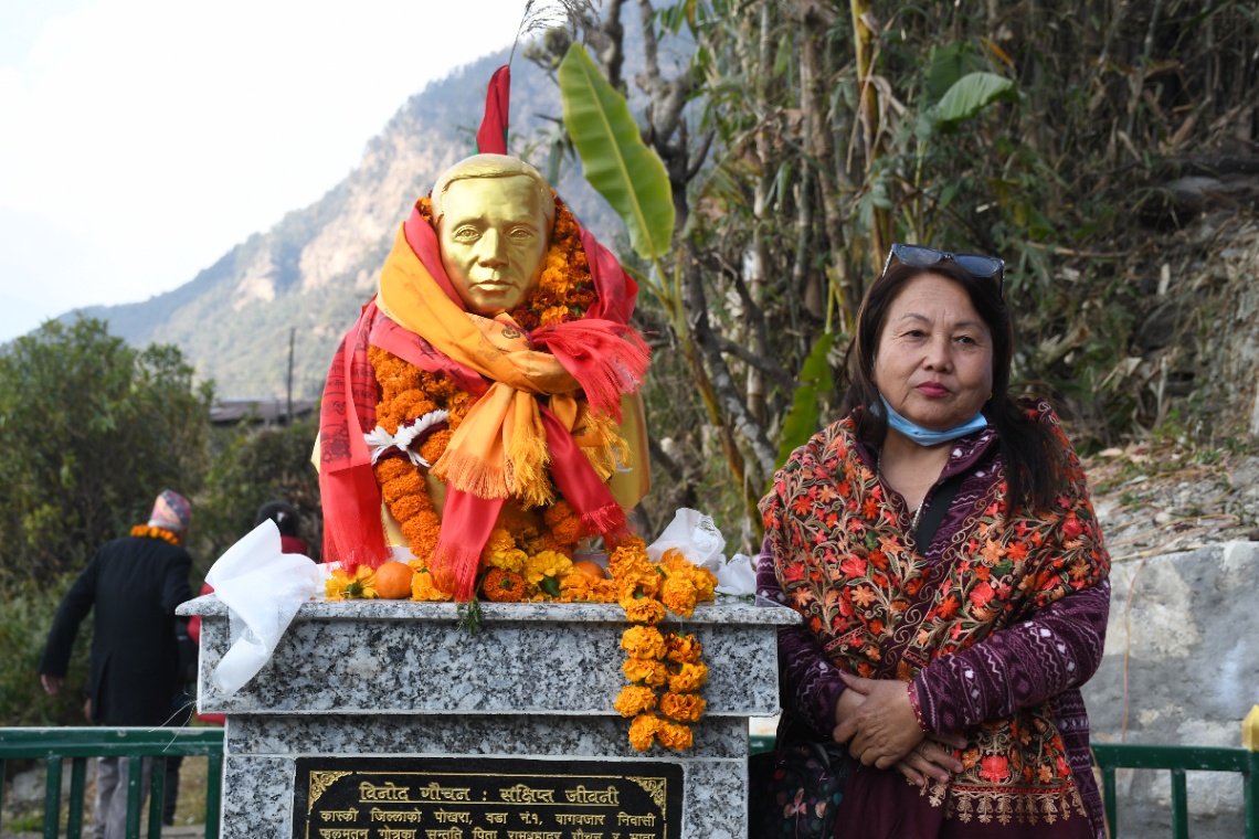 ‘कविता गाउँ’ लुम्लेमा गीतकार विनोद गौचनको प्रतिमा 