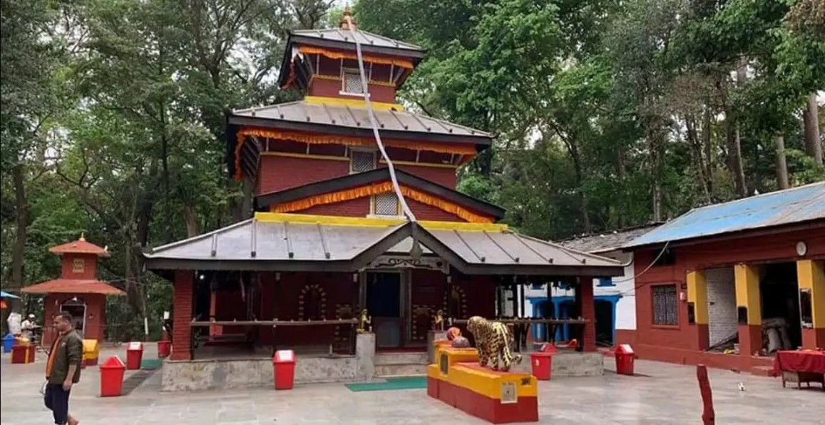 धार्मिक पर्यटक तान्दै कालिका मन्दिर