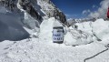 खुम्बु आइसफल मार्गमा आकस्मिक मेडिकल सहायता सामग्री राखियो (भिडियाे)