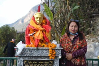 ‘कविता गाउँ’ लुम्लेमा गीतकार विनोद गौचनको प्रतिमा 