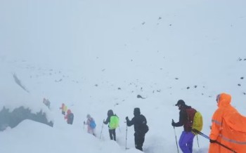 सगरमाथाको तिब्बती क्षेत्रमा हजार पर्यटक फसे, दुई सयसँग अझै सम्पर्क छैन