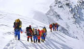 उत्तर मोहोडाबाट १२ आराेहीले गरे सगरमाथा आरोहण