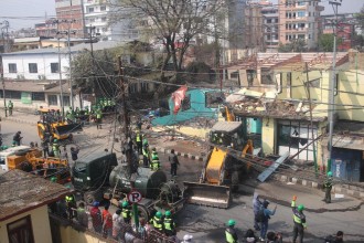 न्हुँ पोखरी संरक्षण गर्न ललितपुर महानगरले भत्कायो वडा कार्यालयको भवन (तस्बिरहरू)