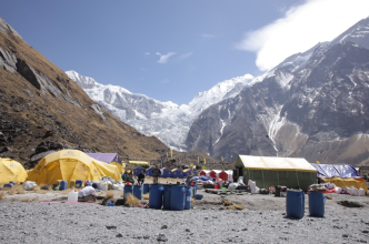अन्नपूर्ण आधार शिविरमा पर्यटकको घुुईचो