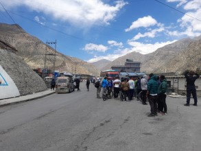 यातायात व्यवसायीको आन्दोलनका कारण पर्यटक जोमसोममा अलपत्र परे