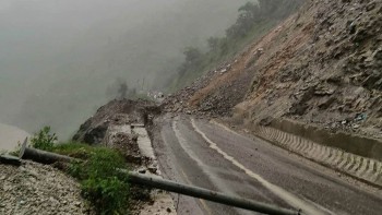 ठूलो परिमाणमा ढुङ्गारमाटो खस्दा पृथ्वीराज मार्गमा यातायात अवरुद्ध