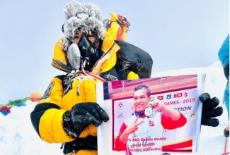 कराते खेलाडी कुन्जाङ शेर्पाद्वारा सगरमाथा सफल आरोहण