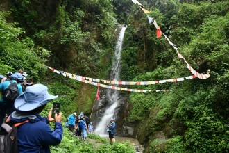 गुर्जे झरनामा ‘प्रकृतिप्रेमी समूह’ (तस्बिरहरू)