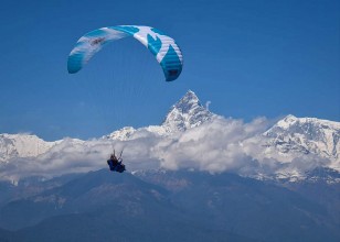 चिनियाँ आरोहीले गरे सगरमाथामा प्याराग्लाइडिङ