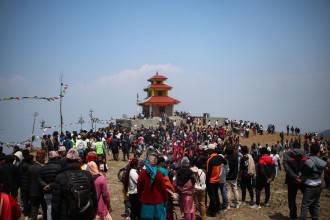 नयाँ वर्षसँगै रामेछापको ताँवेडाँडा पुग्ने पर्यटकको घुइँचो (तस्बिरहरु)