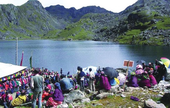 गोसाइँकुण्डका तीर्थयात्रु शुलाद्री पर्वत चढ्न थाले