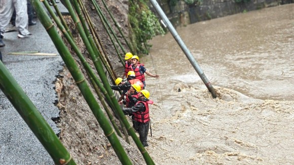 देशभर अविरल वर्षा: काठमाडौं भित्रिने र बाहिरिने सवारीसाधन बन्द, हवाई उडान पनि स्थगित