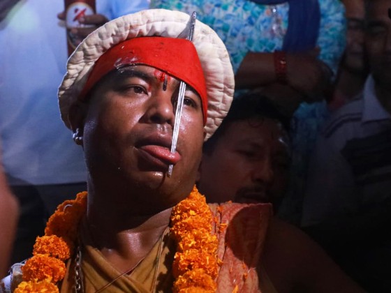 जिब्रोमा ८ घण्टासम्म १० इन्चको फलामे सुइरो ! (भिडियाे)