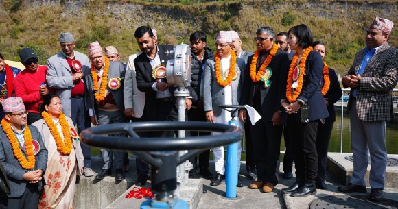 खानेपानी माग्दै पोखराका पर्यटनकर्मी  खानेपानी संस्थानमा