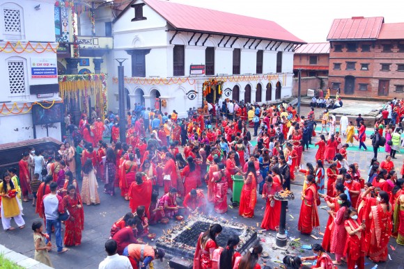 तीजको व्रत ‘महिला, पुरुष दुवैले गर्नुपर्छ’