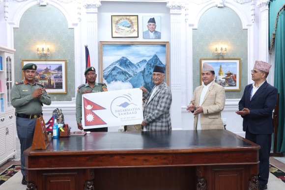 सगरमाथा चढ्ने तयारीमा रहेका असई छन्त्याललाई प्रधानमन्त्रीको बिदाइ