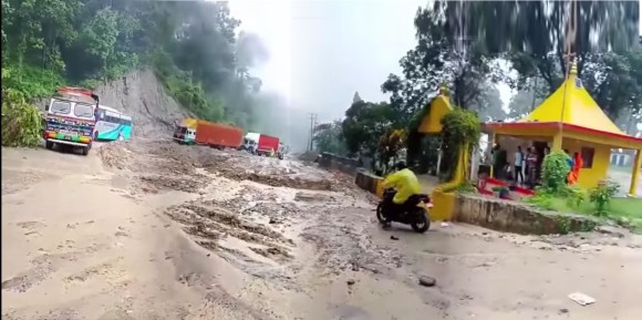 दाउन्ने र चौकीडाँडामा पहिरोले राजमार्ग अवरुद्ध, दसैँका यात्रु थप संकटमा