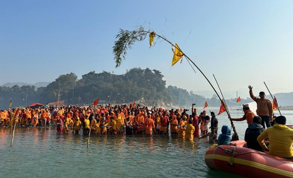 बाँसको लिङ्गो ठड्याएपछि देवघाटमा सुरु भयो माघे सङ्क्रान्ति मेला