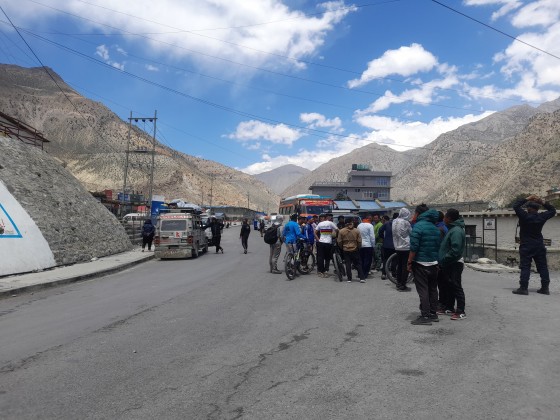 यातायात व्यवसायीको आन्दोलनका कारण पर्यटक जोमसोममा अलपत्र परे