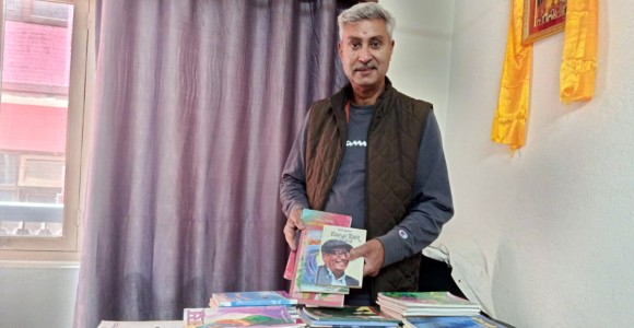 ऋषवदेव घिमिरेद्वारा थाइल्यान्डको ‘आदर्श’ पुस्तकालयलाई १७५ थान पुस्तक सहयोग