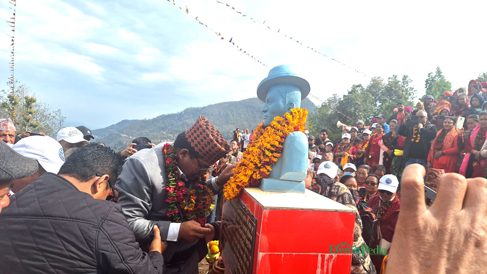 बागलुङको भकुण्डेमा ‘ग्रामीण पर्यटनका नायक’को प्रतिमा अनवारण