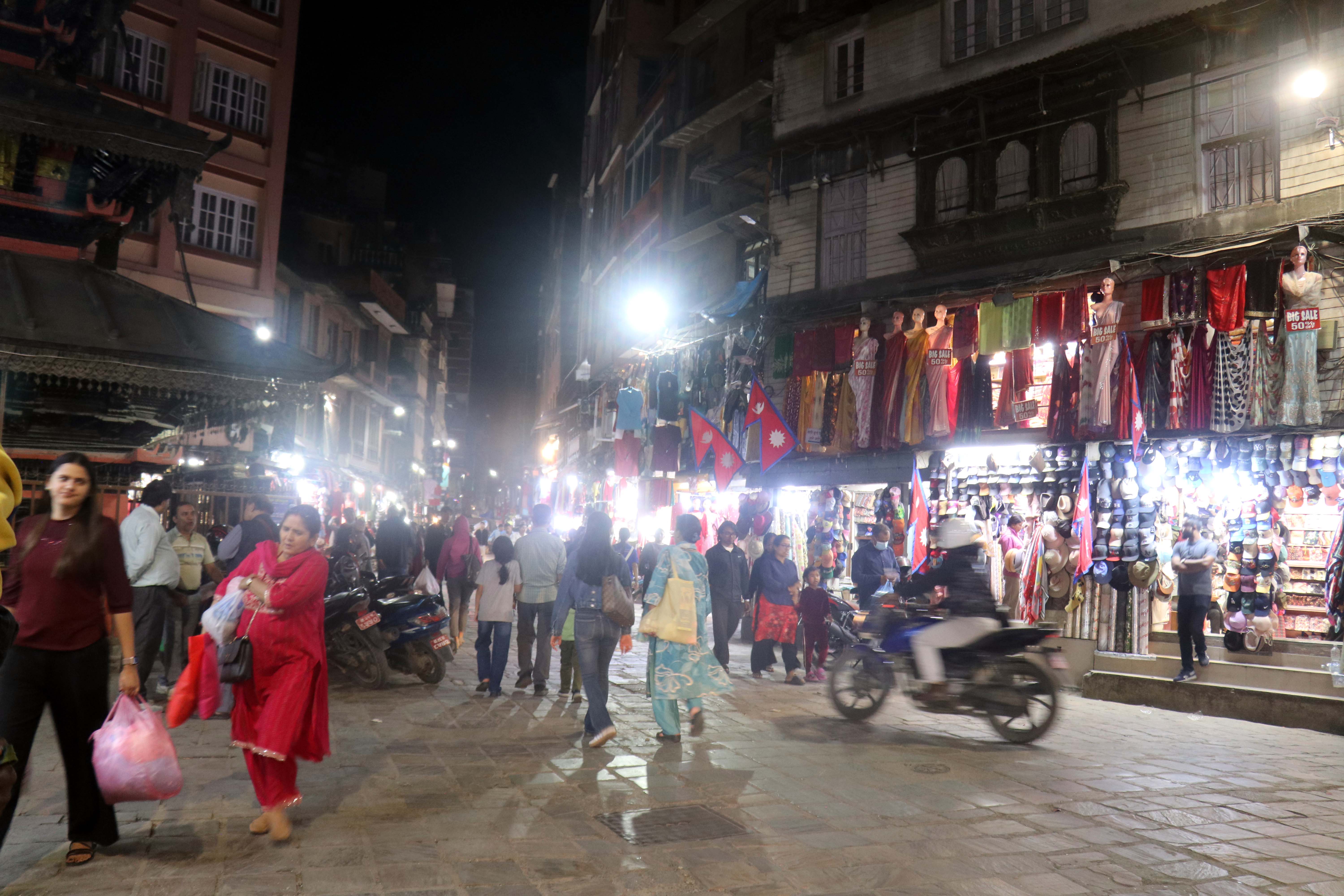 तिहार नजिकिएसँगै असन–न्युरोडमा सामान किन्नहरूको चहलपहल बढ्यो (तस्वीरहरू)