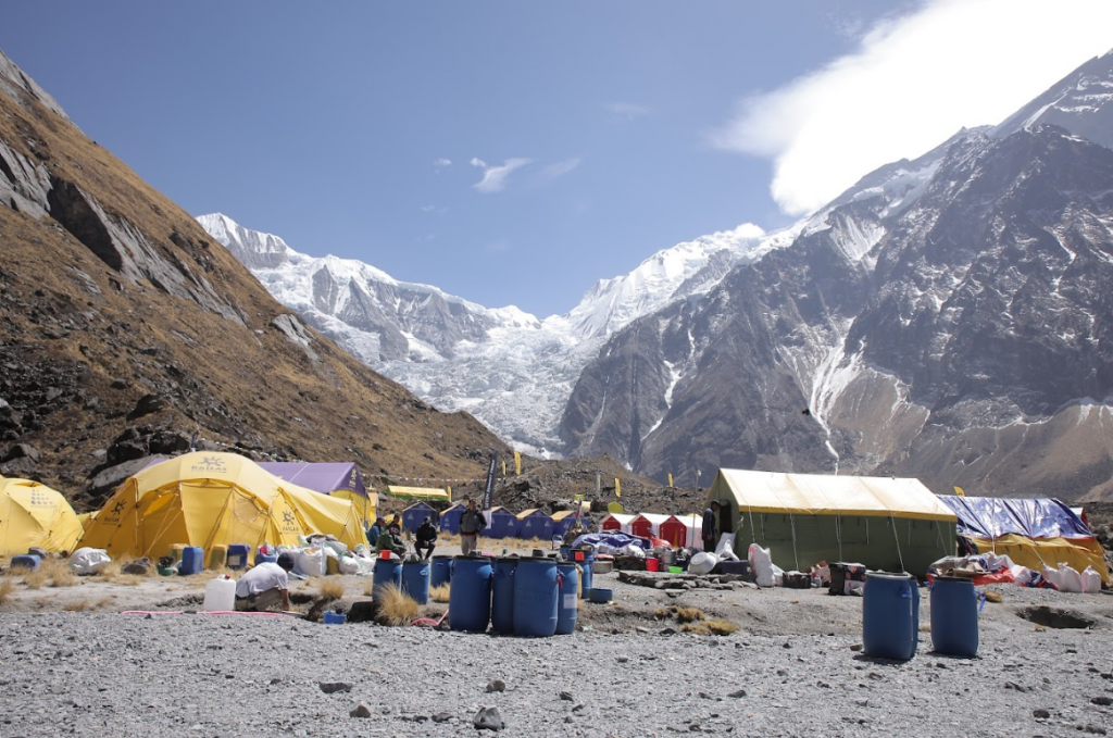 अन्नपूर्ण आधार शिविरमा पर्यटकको घुुईचो