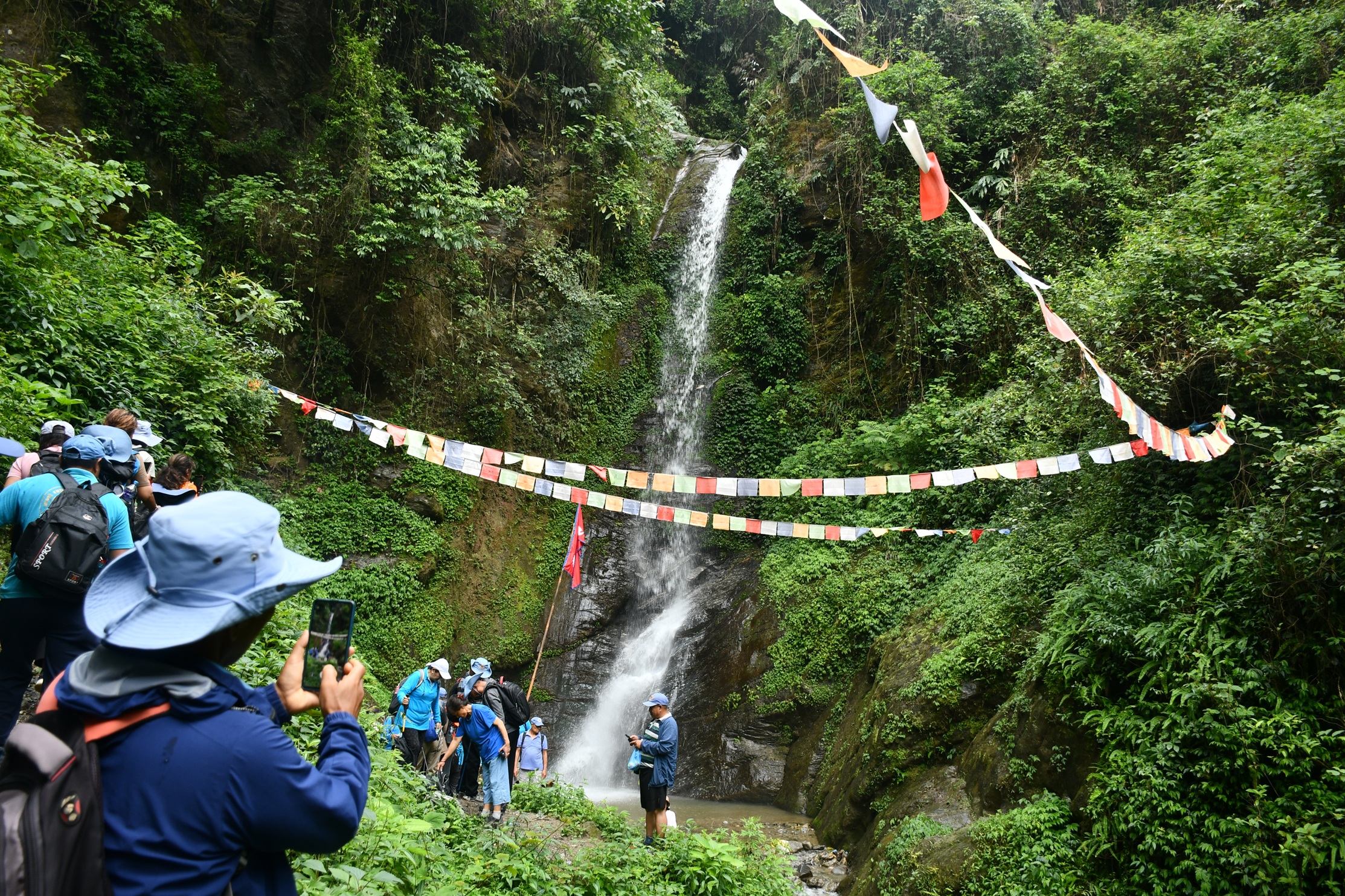 गुर्जे झरनामा ‘प्रकृतिप्रेमी समूह’ (तस्बिरहरू)