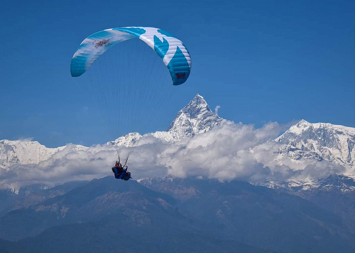 चिनियाँ आरोहीले गरे सगरमाथामा प्याराग्लाइडिङ