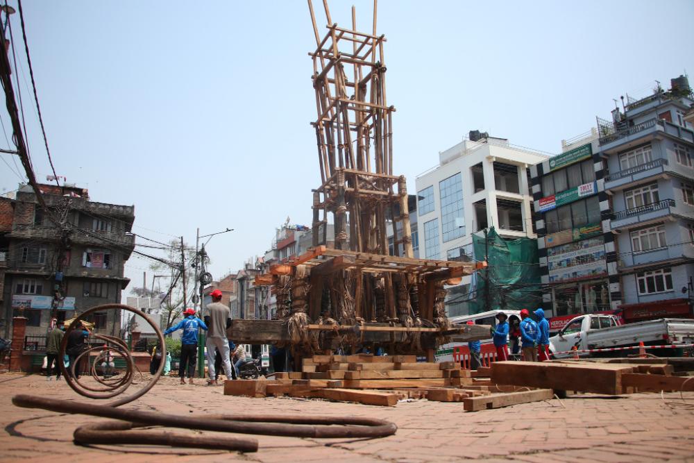 रातो मच्छिन्द्रनाथको रथ धमाधम निर्माण हुँदै (तस्बिरहरु)