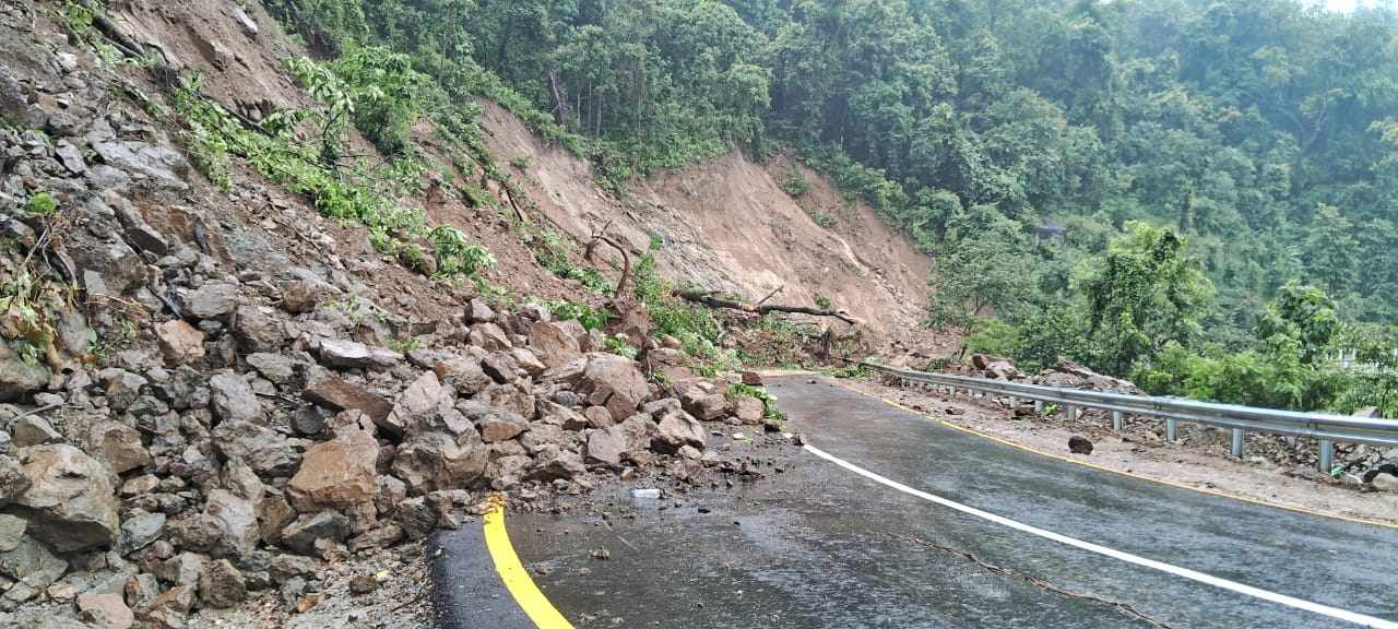 पहिरोका कारण पाँच स्थानमा सडक पूर्णरुपमा अवरुद्ध